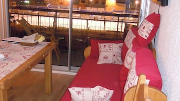 Una Smart TV, un reproductor de DVD, libros, un reproductor estéreo