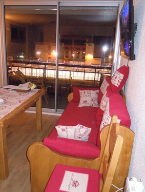 Smart TV, DVD player, livros, aparelho de som
