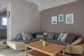 Smart TV, fireplace, books - Cozy 1st floor apartment with balconies (Milatos)