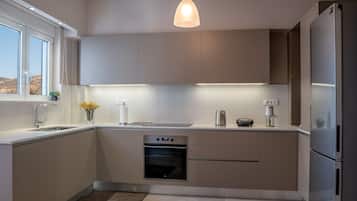 Fridge, stovetop, coffee/tea maker, electric kettle