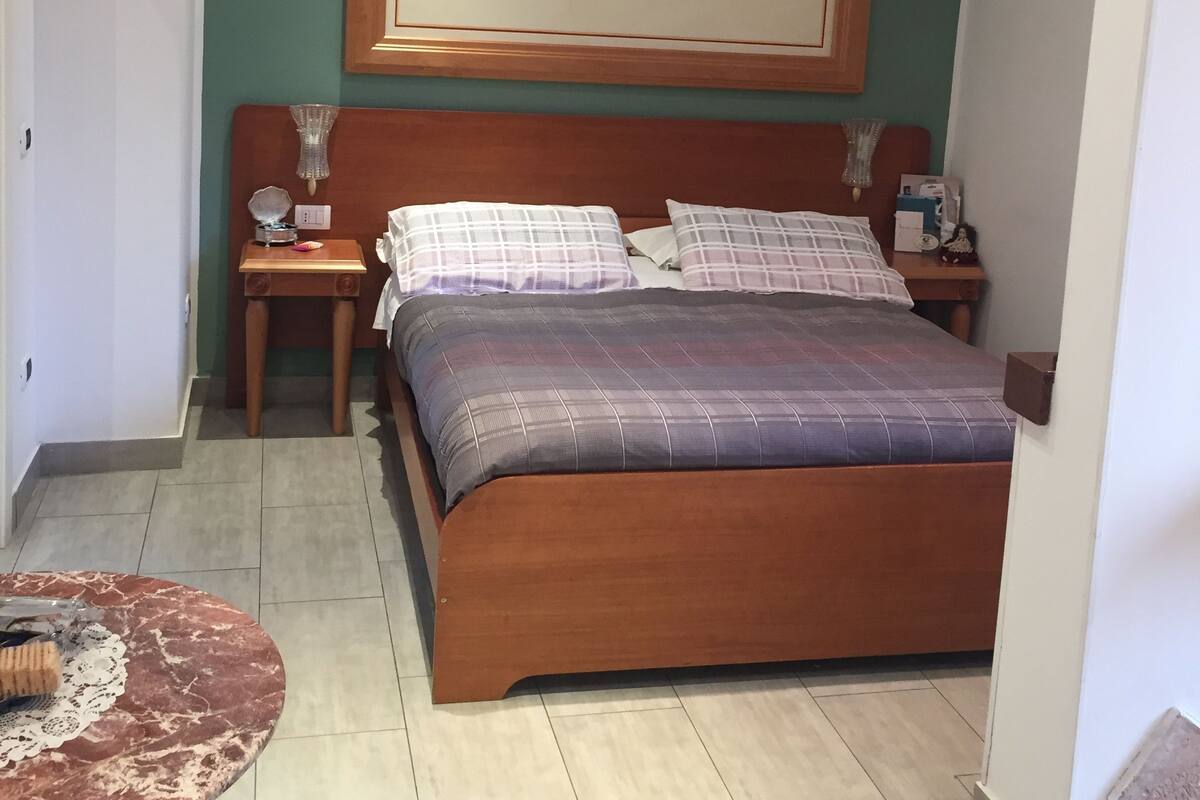 Caja de seguridad en la habitación y tabla de planchar con plancha