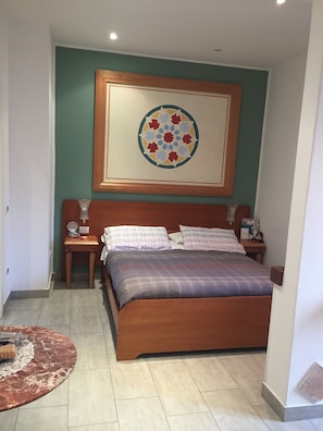 In-room safe, iron/ironing board, free WiFi, bed sheets - International Garibaldi (Naples)