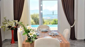 Villa, 2 chambres | Restauration dans la chambre