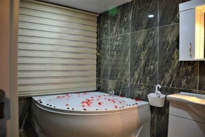 Villa, 2 chambres | Salle de bain | Baignoire et douche séparées, baignoire à jets, sèche-cheveux, chaussons