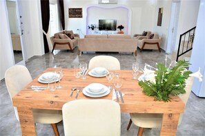 Villa, 2 chambres | Restauration dans la chambre