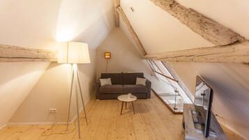 Studio | Living room | 100-cm flat-screen TV with cable channels, plasma TV