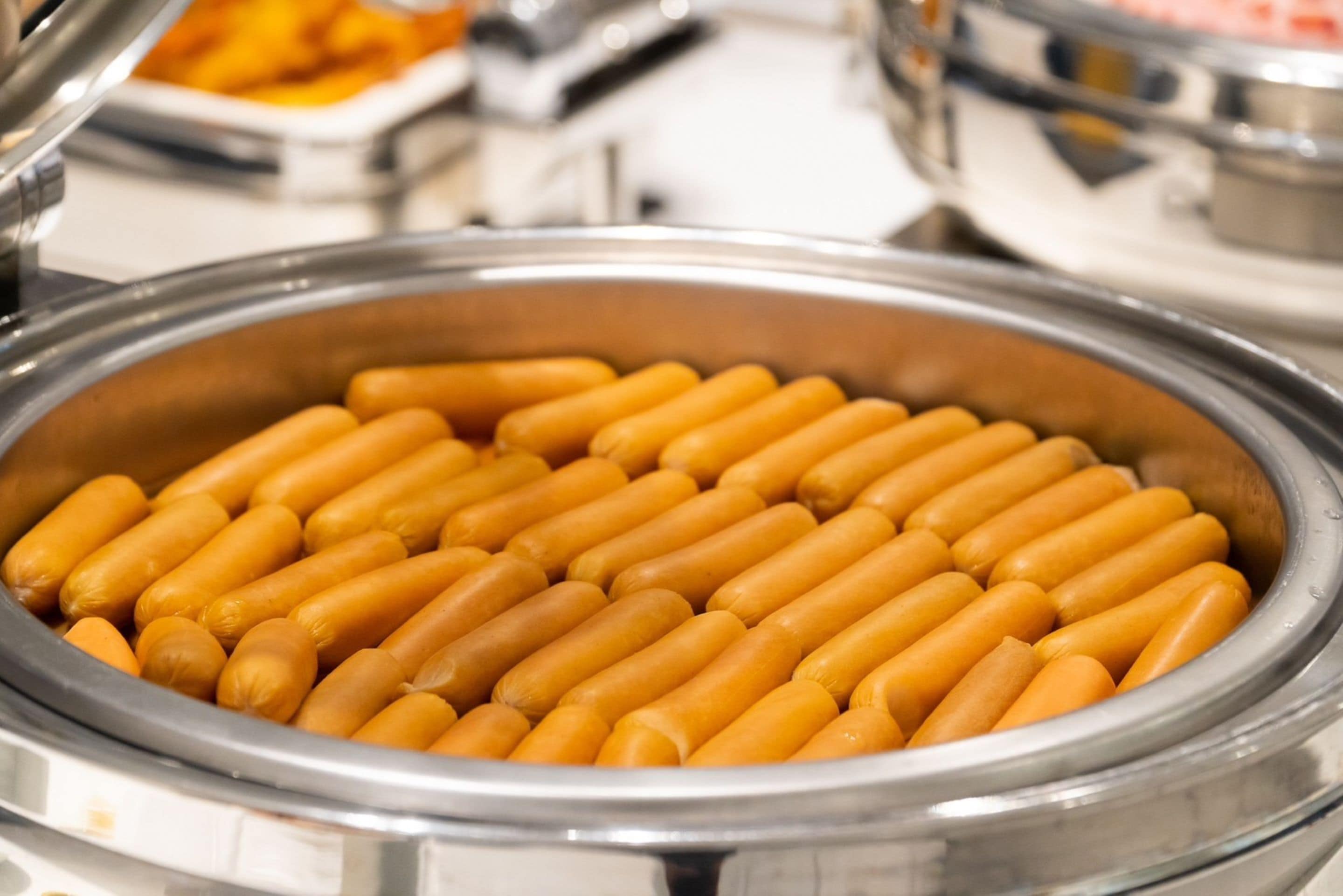 Un buffet où les saucisses sont disposées en cercle.