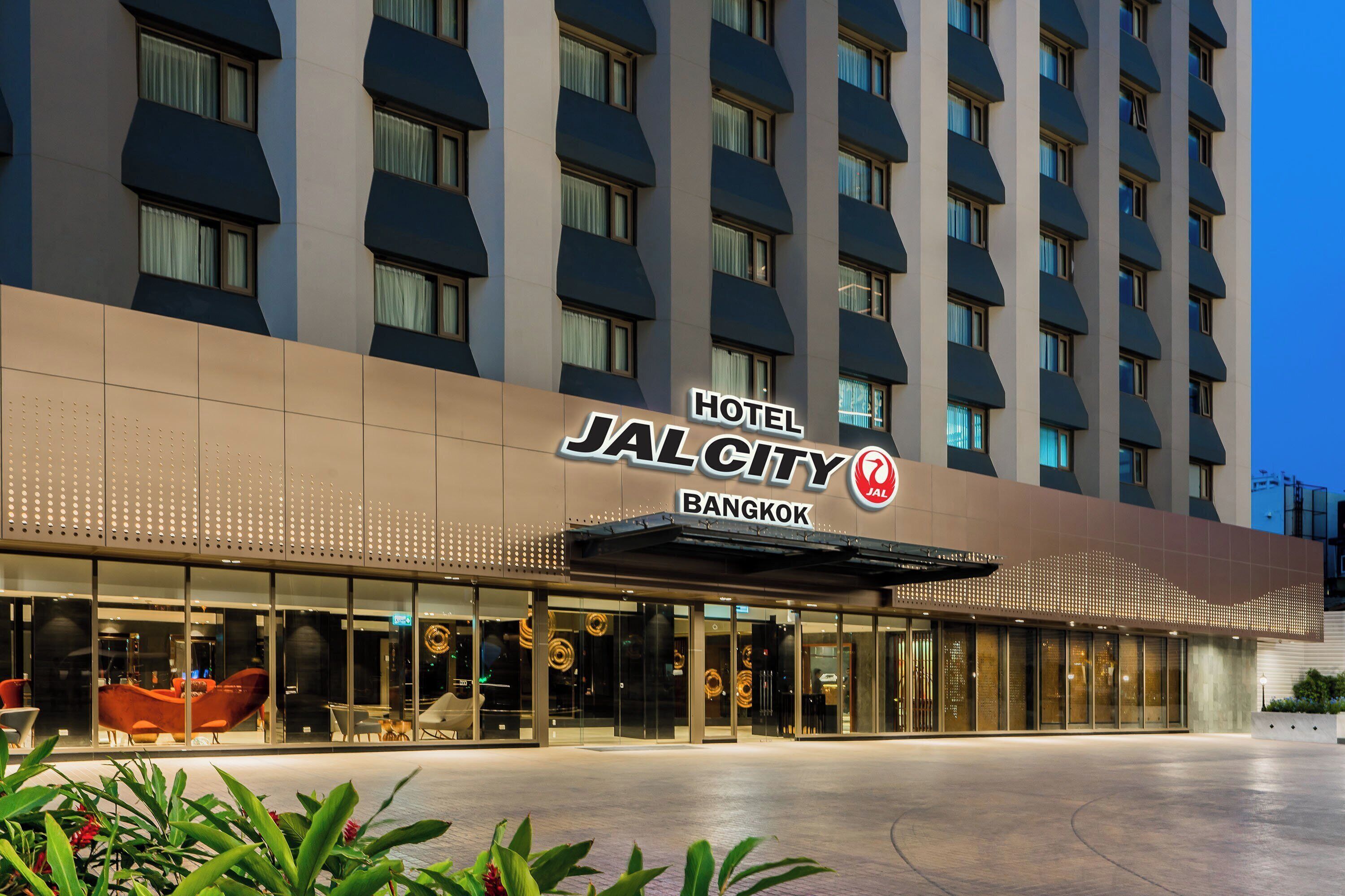 Un hôtel moderne, reconnaissable à son enseigne bien visible indiquant « Hôtel JAL City Bangkok ».