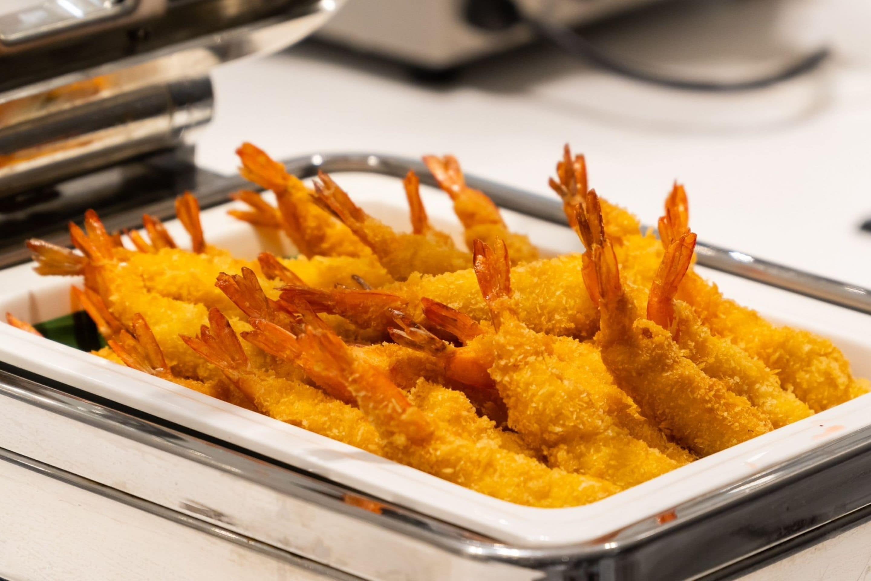 Une assiette de crevettes panées et frites.