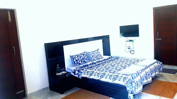 Habitació doble o amb dos llits individuals Deluxe, 1 llit doble, fumadors, vistes a la muntanya | Wifi gratuïta i roba de llit