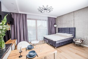Deluxe Apartment | Living area | 42-inch flat-screen TV with digital channels, TV