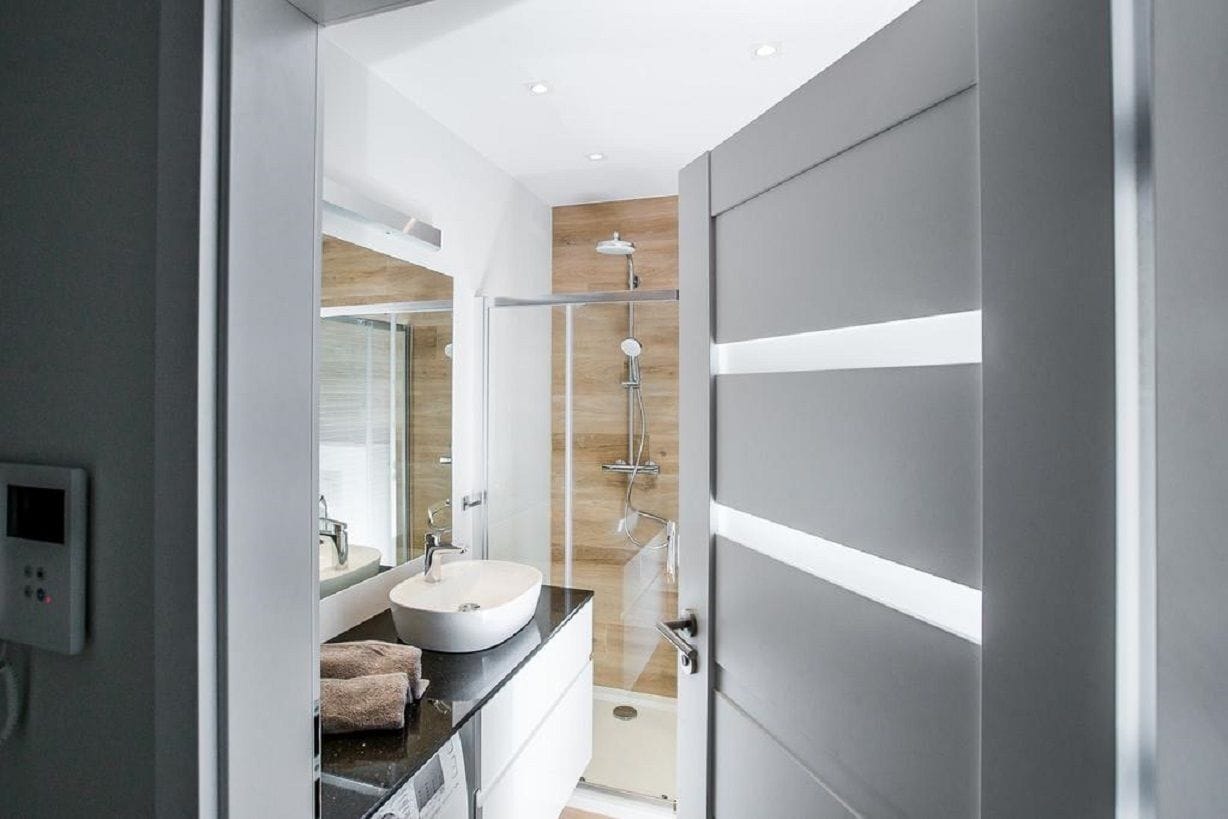 Deluxe Apartment | Bathroom | Shower, free toiletries, hair dryer, towels