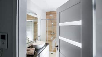Deluxe Apartment | Bathroom | Shower, free toiletries, hair dryer, towels