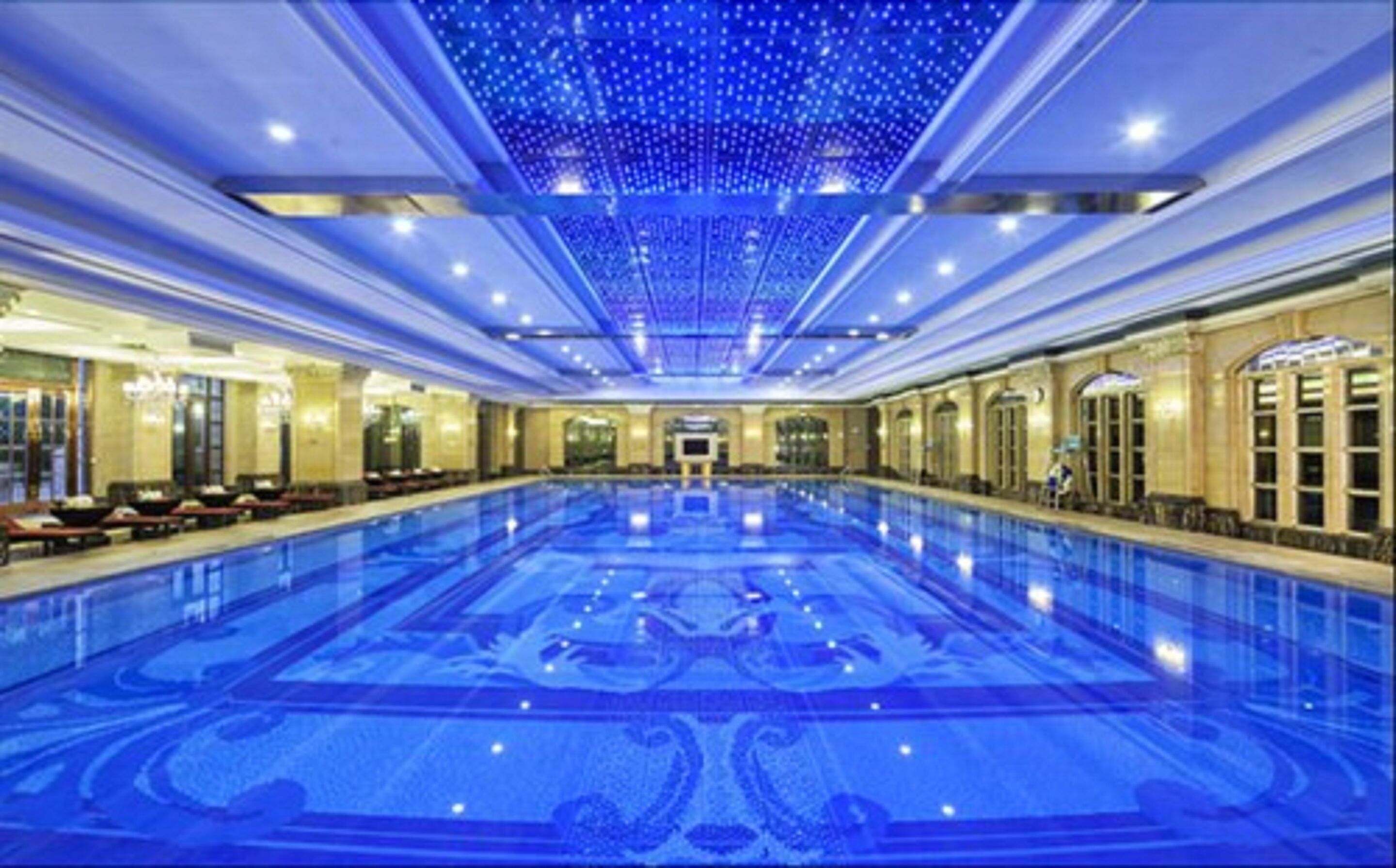 Piscine couverte, piscine extérieure, maîtres-nageurs sur place