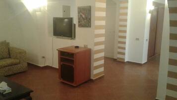 Villa, 6 chambres, piscine privée | Salle de séjour | Télévision à écran plat