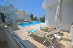 Outdoor pool, pool umbrellas, sun loungers - Villa Leman (Kas)