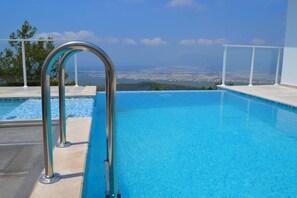 Outdoor pool, pool umbrellas, sun loungers - Villa Leman (Kas)