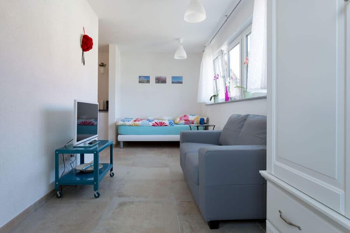 Apartment (Nescht) | Langsir/tirai gelap terus, seterika/papan seterika