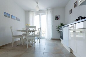 Apartment, 1 Schlafzimmer (Ussicht) | Eigene Küche | Großer Kühlschrank, Ofen, Herdplatte, Geschirrspüler