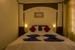 Deluxe Double Room | In-room safe, desk, free WiFi, bed sheets - Sunset Beach Resort (Candolim)