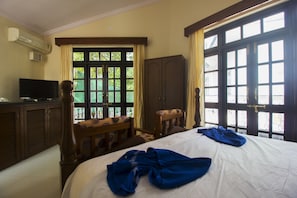 Standard Room | In-room safe, desk, free WiFi, bed sheets - Sunset Beach Resort (Candolim)