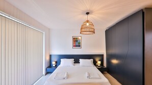 Villa exclusiva, 2 habitaciones, bañera de hidromasaje, vistas al mar | 2 dormitorios, tabla de planchar con plancha, wifi gratis