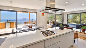 Frigorífico grande, microondas, horno y placa de cocina