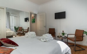 City Apartment, 1 King Bed, Non Smoking, Courtyard View | Room amenity
