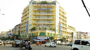 A multi-story building with balconies and a sign for the Asia Palace Hotel. - Asia Palace Hotel (Phnom Penh)