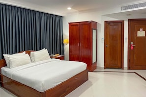 Minibar, in-room safe, desk, iron/ironing board - Asia Palace Hotel (Phnom Penh)