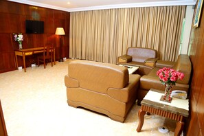 Deluxe Suite, City View | Living room | 42-inch TV with cable channels - Asia Palace Hotel (Phnom Penh)