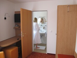 Douche, sèche-cheveux, serviettes fournies