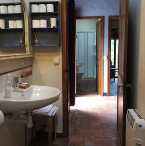 Haartrockner, Handtücher, Seife, Toilettenpapier