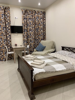 1 bedroom, hypo-allergenic bedding, blackout curtains, soundproofing