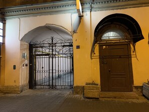 Pintu masuk properti