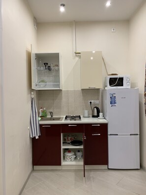 Apartemen Basic, 1 Tempat Tidur Double, Bebas Asap Rokok | Dapur kecil pribadi | Lemari es besar, microwave, kompor, dan mesin pembuat kopi/teh