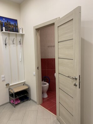 Bathtub besar, perlengkapan mandi gratis, pengering rambut, dan sandal