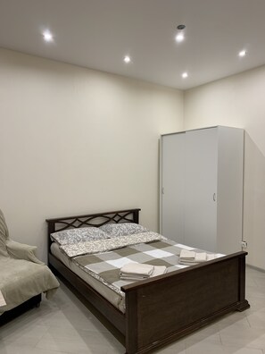 Apartemen Basic, 1 Tempat Tidur Double, Bebas Asap Rokok | 1 kamar tidur, seprai antialergi, tirai kedap cahaya, dan kedap suara