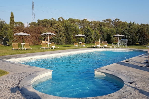 Una piscina al aire libre de temporada (de 09:00 a 19:00), tumbonas