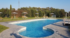 Alberca al aire libre por temporada y camastros 