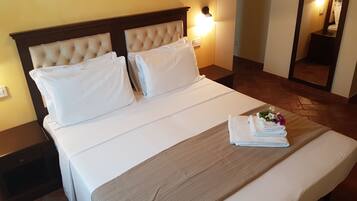 Con arredamento individuale, una scrivania, postazione laptop