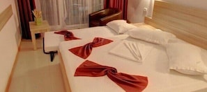 Basic Double or Twin Room | Desk, blackout drapes, free WiFi, bed sheets - Hotel Fortuna (Eforie)