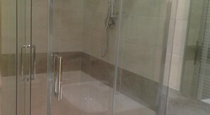 Vierbettzimmer, Blick auf den Innenhof | Dusche im Bad