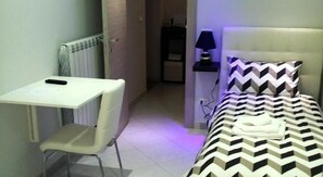 Single Room, Courtyard View | 1 bedroom, Egyptian cotton sheets, down comforters, memory foam beds - B&B La Ferrovia (Benevento)
