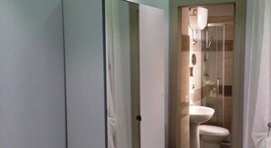 A bathroom with a toilet, sink, and shower. - B&B La Ferrovia (Benevento)