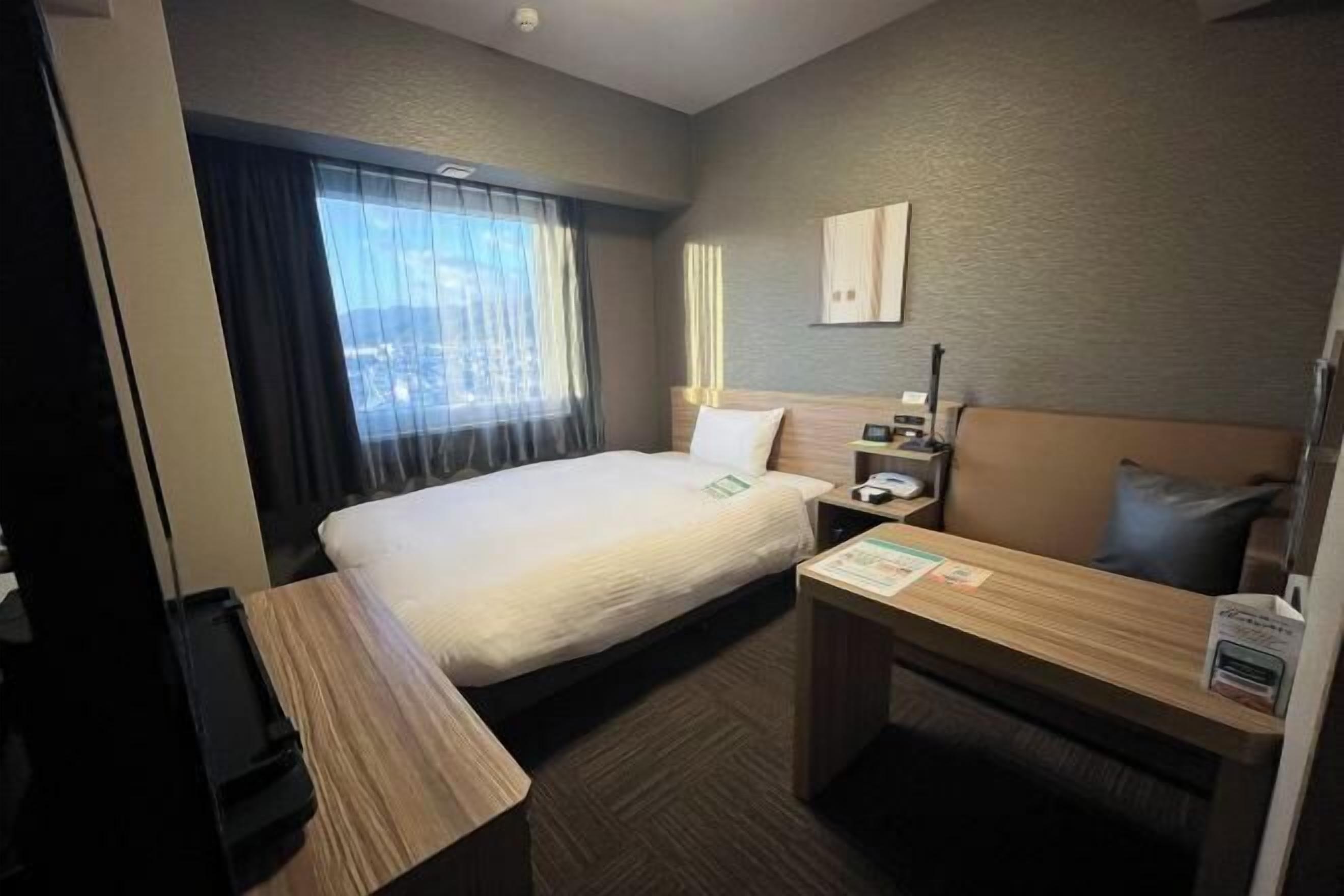 办公桌、免费 WiFi、床单