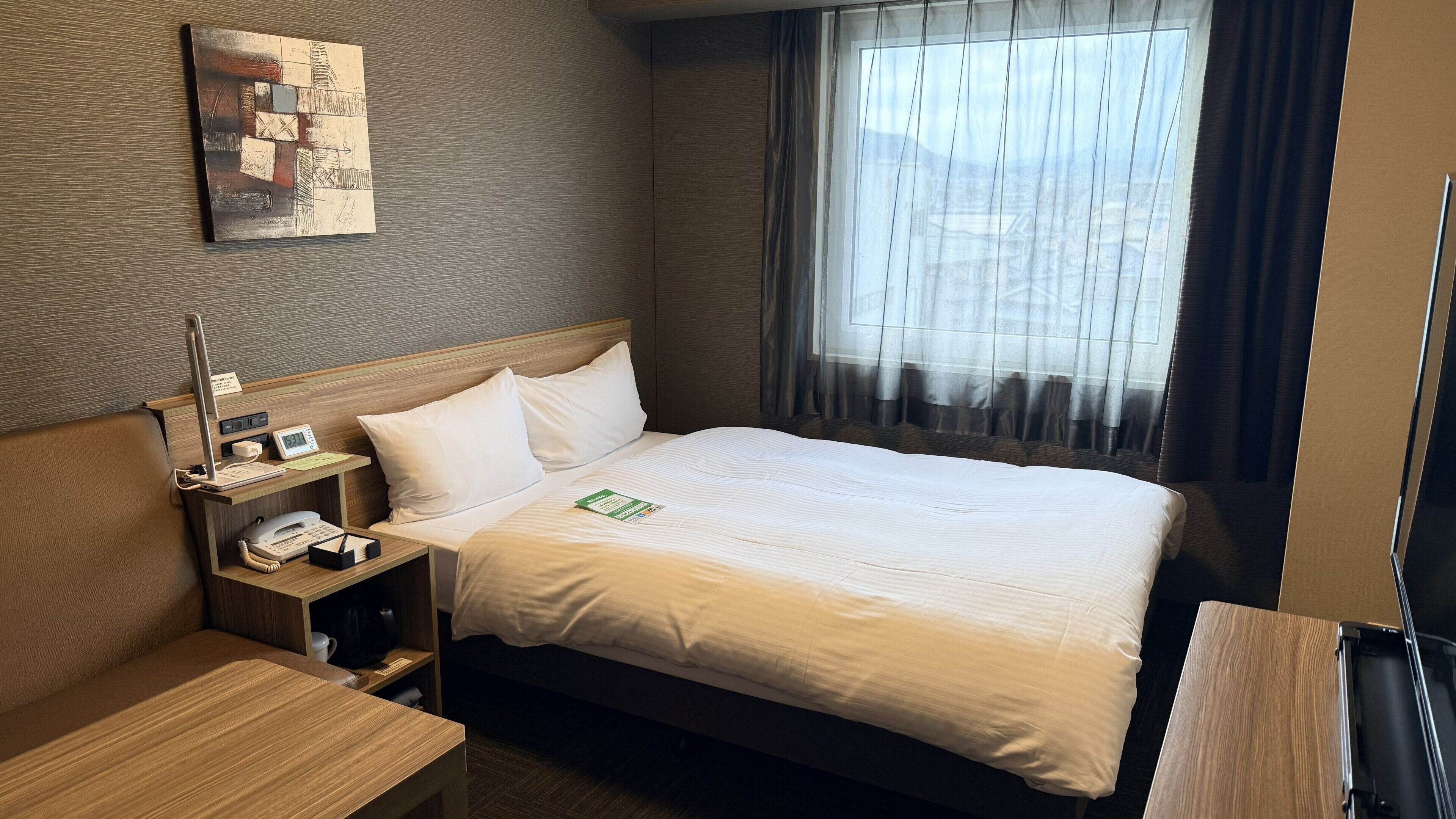 Escritorio, wifi gratis y ropa de cama 