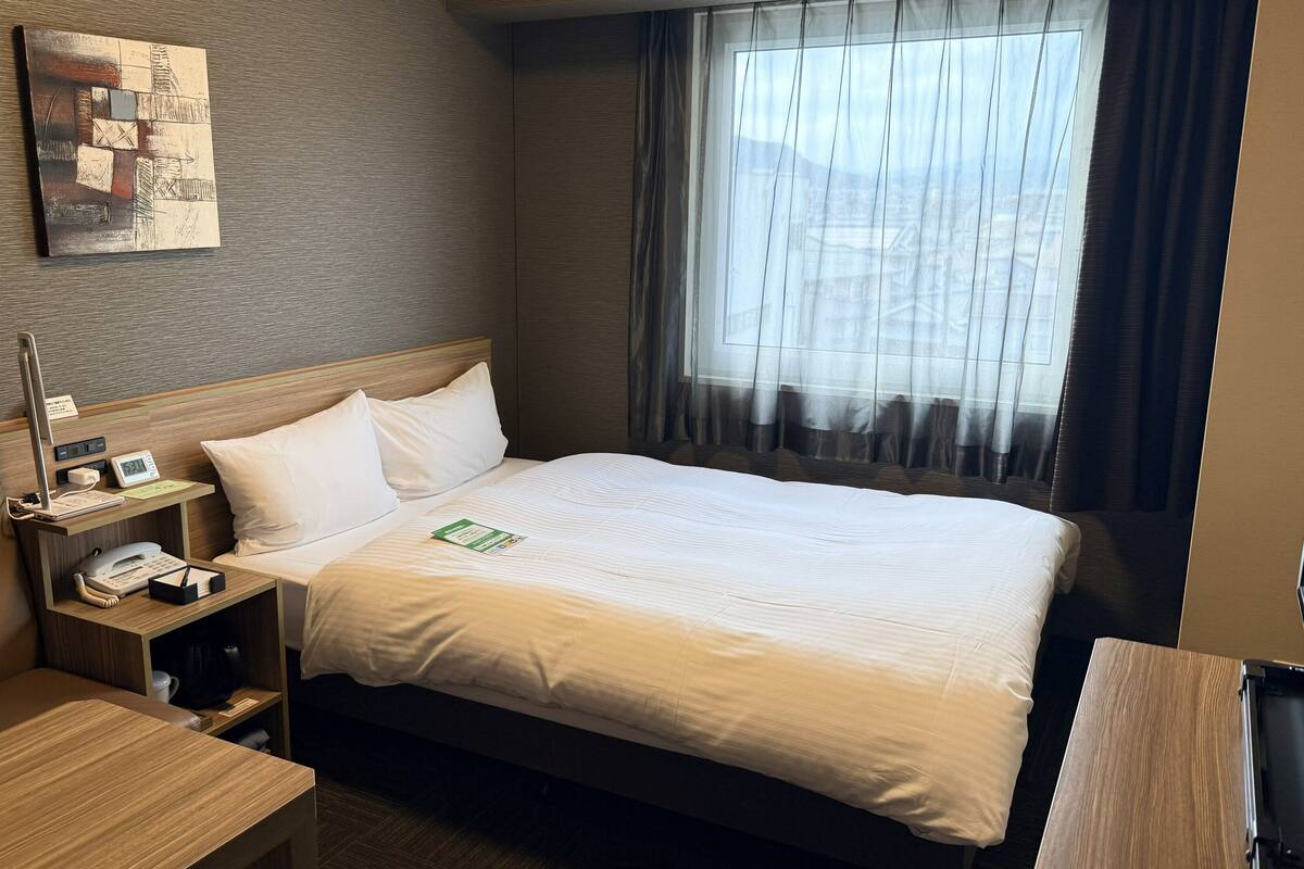 Escritorio, wifi gratis y ropa de cama
