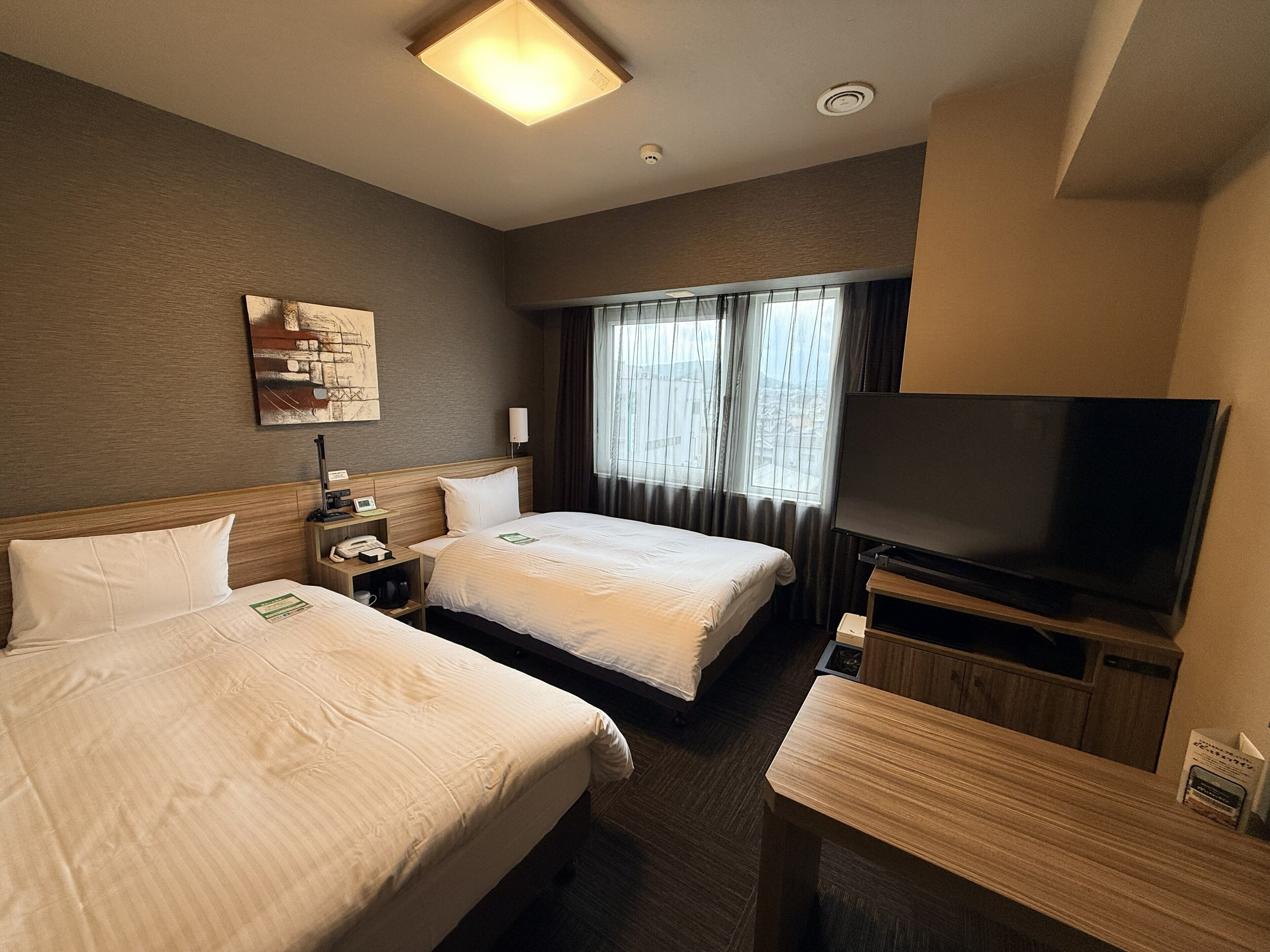 Escritorio, wifi gratis y ropa de cama 