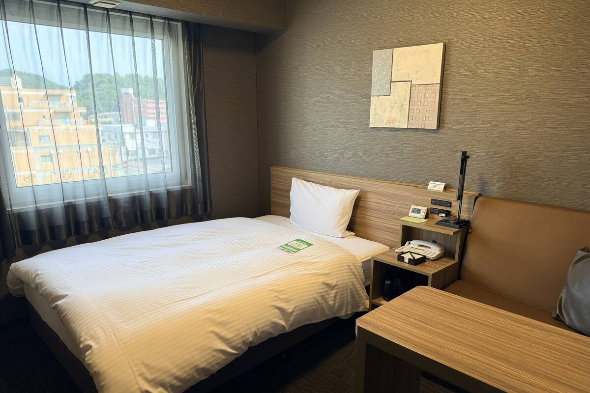 Escritorio, wifi gratis y ropa de cama